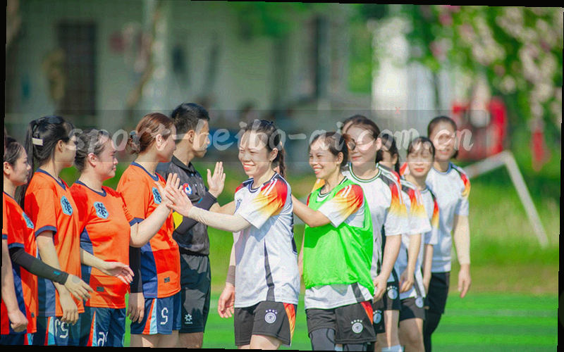 两个抽象对话气泡被一枚橙色回形针连接，周围有轻微噪点